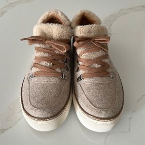 Crown Vintage Sherpa Shoes size 9
